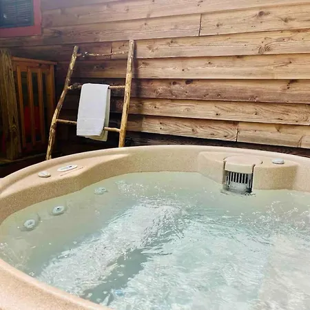 Smoky Mountain Cabin With Hottub